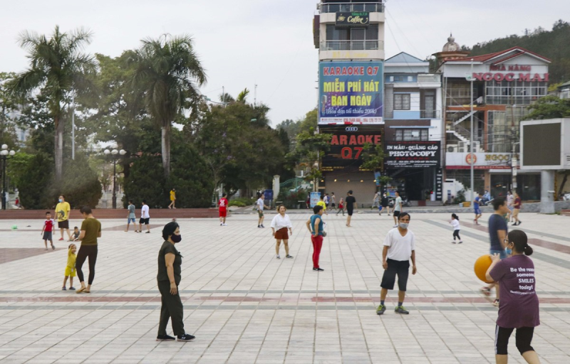 Người dân đủ mọi lứa tuổi tới Quảng trường 7/5 để tập thể dục. (Ảnh: Xuân Tư/TTXVN)