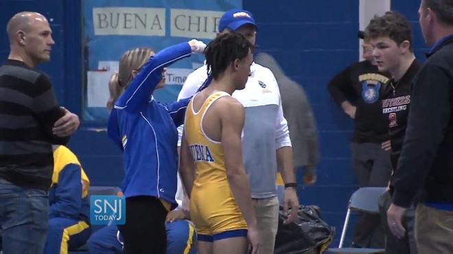 Vận động viên Andrew Johnson ở New Jersey bị buộc phải cắt bỏ kiểu tóc ngay trên sàn đấu vật /// Ảnh chụp màn hình SNJ Today