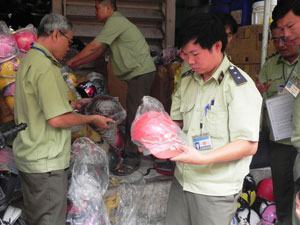 Tiêu hủy 29.000 mũ bảo hiểm kém chất lượng