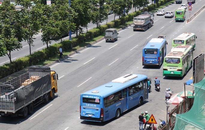 Tìm lối ra cho xe buýt TP HCM: Cần minh bạch cách tính trợ giá