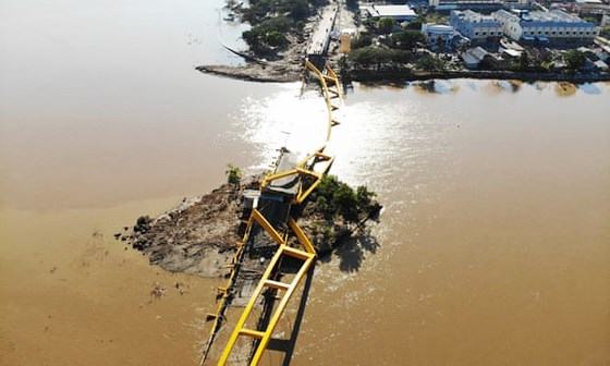 Tìm thấy 34 thi thể dưới đống đổ nát của nhà thờ sau động đất, sóng thần tại Indonesia ảnh 9
