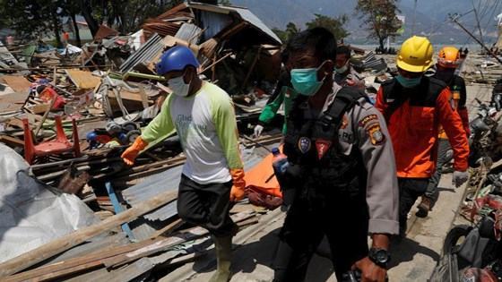 Tìm thấy 34 thi thể dưới đống đổ nát của nhà thờ sau động đất, sóng thần tại Indonesia ảnh 1