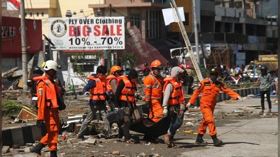 Tìm thấy 34 thi thể dưới đống đổ nát của nhà thờ sau động đất, sóng thần tại Indonesia ảnh 2