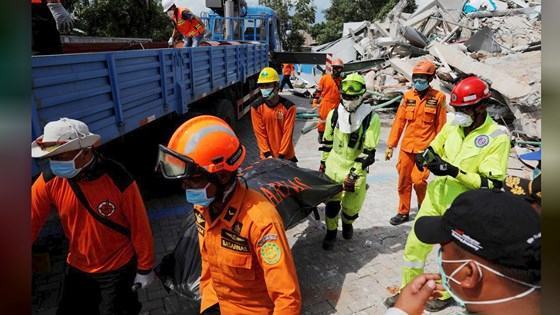 Tìm thấy 34 thi thể dưới đống đổ nát của nhà thờ sau động đất, sóng thần tại Indonesia ảnh 4