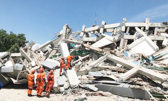 Tìm thấy 34 thi thể dưới đống đổ nát của nhà thờ sau động đất, sóng thần tại Indonesia ảnh 5