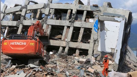 Tìm thấy 34 thi thể dưới đống đổ nát của nhà thờ sau động đất, sóng thần tại Indonesia ảnh 6