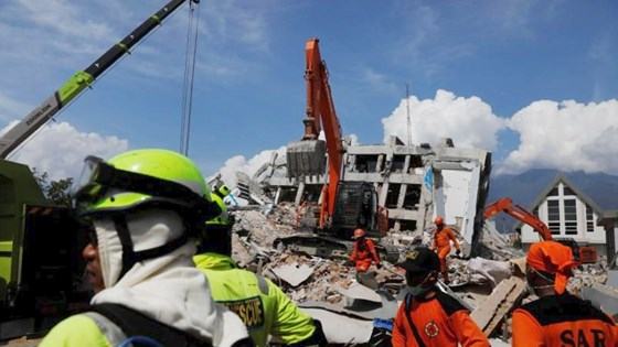 Tìm thấy 34 thi thể dưới đống đổ nát của nhà thờ sau động đất, sóng thần tại Indonesia ảnh 8