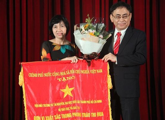 ĐH Quốc gia TP.HCM: Nhận nhiều Cờ thi đua, bằng khen dịp 20-11