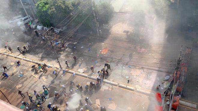 Người biểu tình đụng độ cảnh sát ở Yangon, Myanmar ngày 4.3 /// Reuters