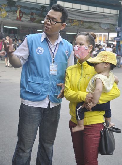 Ra quân đội hình tình nguyện viên tiếp sức bệnh nhân tại bệnh viện