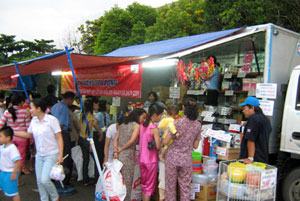 Tổ chức bán hàng lưu động cho công nhân