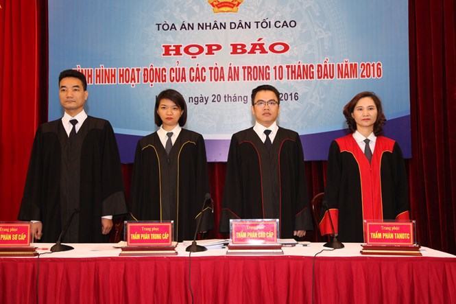 Tòa án thí điểm trang phục mới của thẩm phán