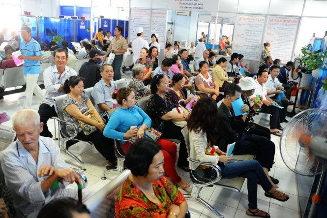 Mục tiêu cải cách hành chính trong năm 2016 của ngành y tế là làm người bệnh hài lòng. Trong ảnh: bệnh nhân bảo hiểm y tế chờ khám bệnh tại Bệnh viện Đa khoa Q.Bình Thạnh (TP.HCM) Ảnh: Hữu Khoa