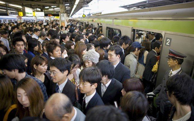Tokyo phát động chiến dịch giảm tải hành khách đi tàu giờ cao điểm