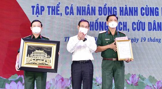 Tôn vinh các tập thể, cá nhân cùng Quân khu 7 chống dịch, cứu dân ảnh 1