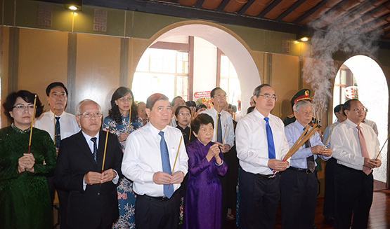 Lãnh đạo TP.HCM dâng hương tưởng niệm Chủ tịch Tôn Đức Thắng