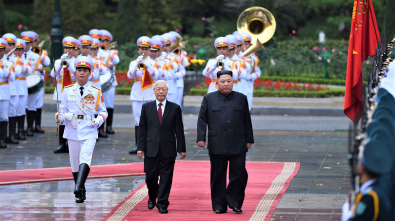 Tổng bí thư, Chủ tịch nước Nguyễn Phú Trọng và Chủ tịch Kim Jong-un duyệt đội danh dự tại lễ đón chính thức /// Ảnh Gia Hân