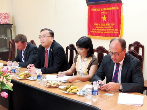 Tổng lãnh sự Mỹ thăm UBND H.Hoàng Sa