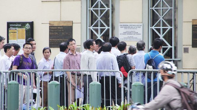 Xếp hàng chờ phỏng vấn xin thị thực tại Tổng lãnh sự quán Mỹ ở TP.HCM /// Trung Hiếu