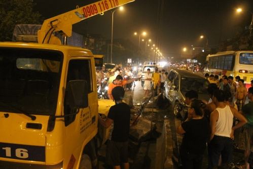 Tông taxi, húc văng phân cách, xế hộp lật ngửa giữa đường