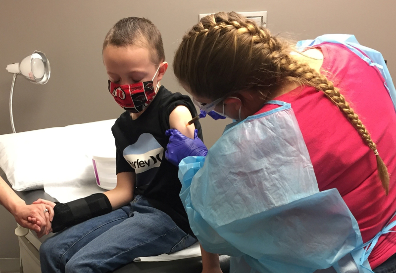 Một bé trai được tiêm vắc xin Covid-19 ở Mỹ /// Reuters