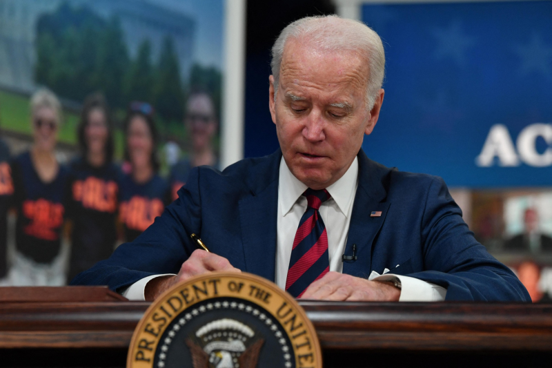 Tổng thống Biden ký dự luật cấm nhập khẩu tất cả hàng hóa từ Tân Cương