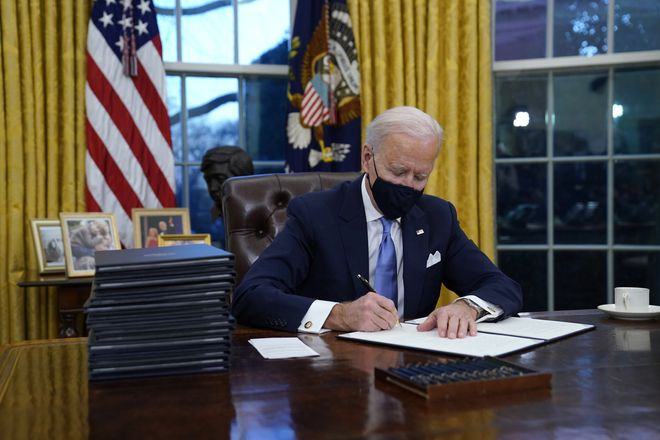 Tổng thống Biden ký các sắc lệnh hành pháp tại Nhà Trắng /// AFP