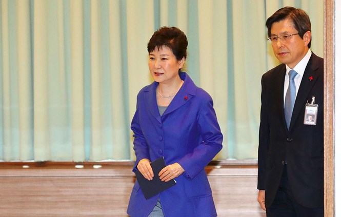 Bà Park Geun-hye và ông Hwang Kyo-ahn đến dự cuộc họp nội các khẩn cấp tối 9.12 /// AFP