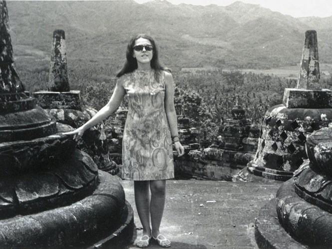 Stanley Ann Dunham chụp ảnh ở ngôi đền cổ Borobudur ở Trung Java, Indonesia vào đầu thập niên 1970 /// Ảnh: New York Times