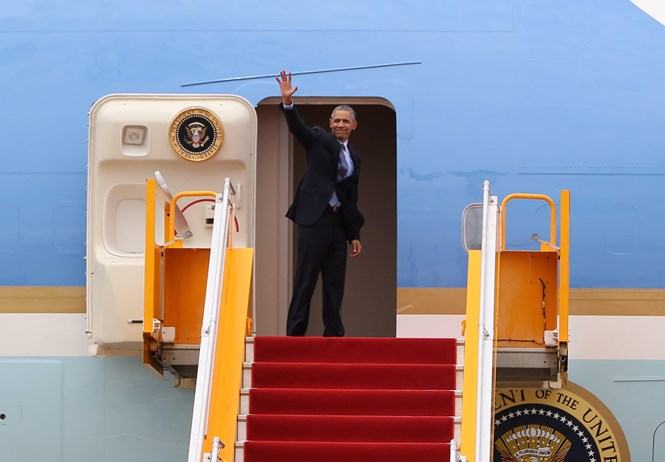 Tổng thống Mỹ Obama vẫy tay chào trước khi cánh cửa chuyên cơ Air Force One đóng, đưa ông rời Việt Nam /// Ảnh: Độc Lập