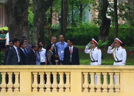 Ông Obama tiếp xúc Chủ tịch Quốc hội Nguyễn Thị Kim Ngân, thăm nhà sàn Bác Hồ 10