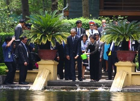 Ông Obama tiếp xúc Chủ tịch Quốc hội Nguyễn Thị Kim Ngân, thăm nhà sàn Bác Hồ 8