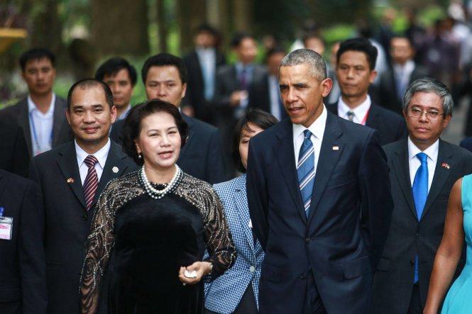 Tổng thống Obama và Chủ tịch Quốc hội thăm nhà sàn Bác Hồ 