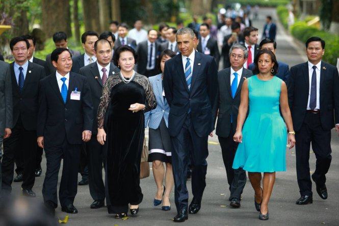 Tổng thống Obama và Chủ tịch Quốc hội thăm nhà sàn Bác Hồ 