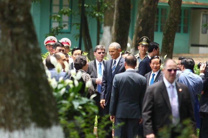 Tổng thống Obama và Chủ tịch Quốc hội thăm nhà sàn Bác Hồ 