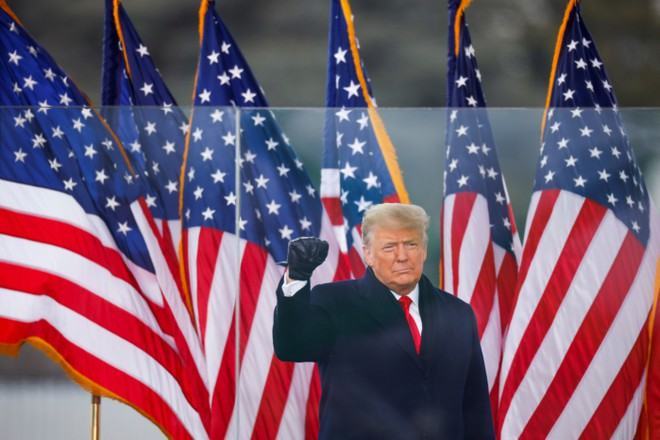 Tổng thống Trump bị khóa tài khoản Twitter, bị đòi phế truất