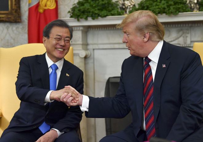Tổng thống Mỹ Donald Trump và người đồng cấp Hàn Quốc Moon Jae-in gặp nhau tại phòng Bầu dục vào ngày 11.4 /// AFP