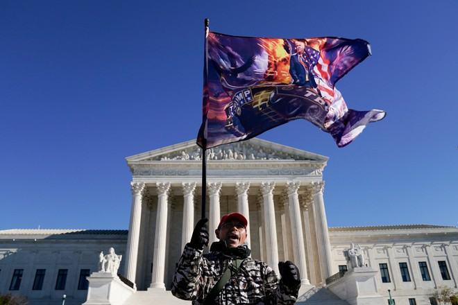 Một người ủng hộ Tổng thống Donald Trump trước Tòa án Tối cao Mỹ ở Washington D.C ngày 8.12 /// Reuters