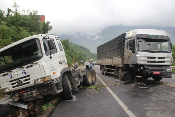 Tông xe liên hoàn trên đường dẫn hầm Hải Vân