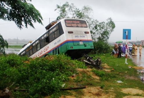 Tông xe máy, ôtô khách lao xuống ruộng