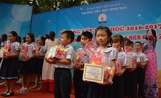 Tặng quà cho 32 HS chăm ngoan vượt khó