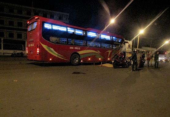 Xe khách tông xe máy, một người tử vong