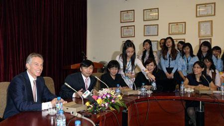 Tony Blair “truyền” kinh nghiệm cho SV ngoại giao Hà Nội