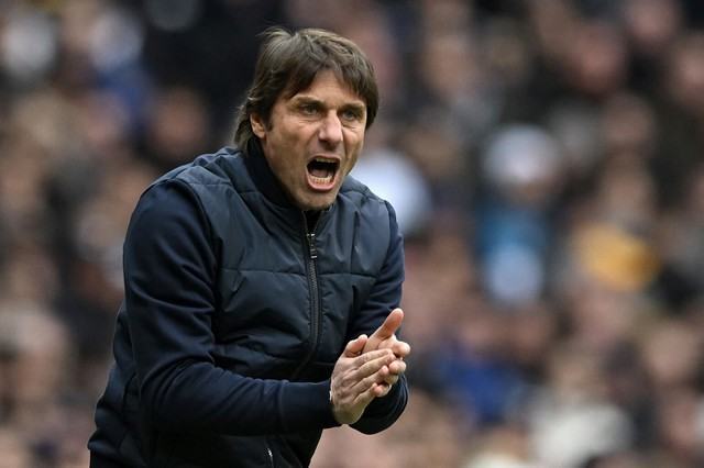 Tottenham chia tay Conte: Quá chậm !