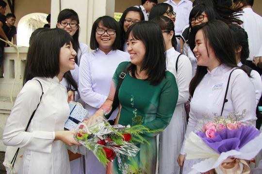 Cô và trò Trường THPT chuyên Lê Hồng Phong TP HCM duyên dáng trong tà áo dài. Ảnh: TẤN THẠNH