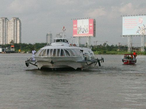 TP HCM: Tàu cánh ngầm chết máy, đâm cọc tiêu