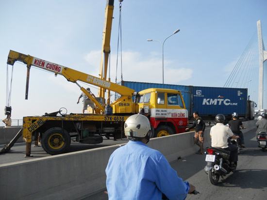 TP. Hồ Chí Minh: Xe container chắn ngang cầu Phú Mỹ