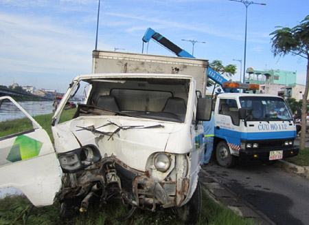 TP. Hồ Chí Minh: Xe tải mất lái đâm qua 3 lớp dải phân cách