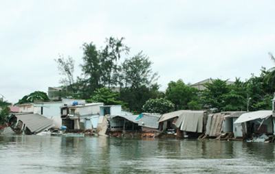 TPHCM: 11 căn nhà “lọt” xuống sông trong đêm