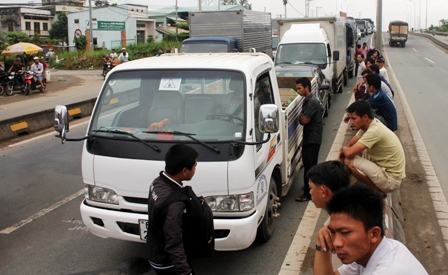 TP.HCM: 4 ô tô “cắn đuôi” dây chuyền trên quốc lộ 1A